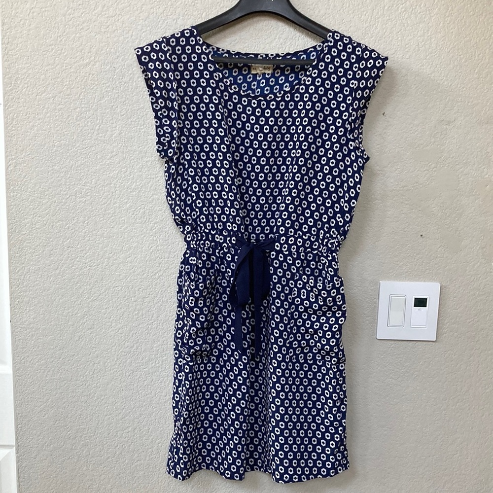 Flattering Navy dress with pockets!